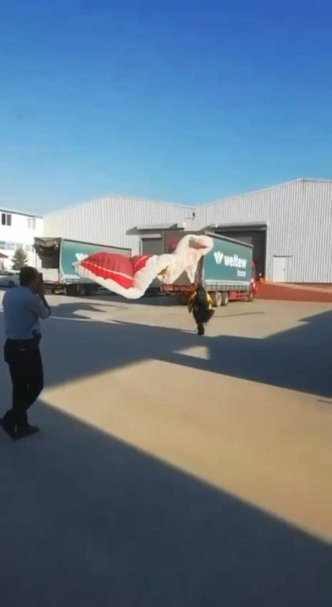 Bursa'da paraşüt tutkunu işe uçarak gitti