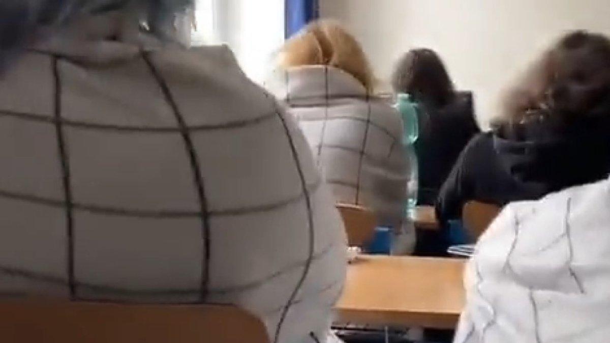 Çekya'da öğrencilere battaniye dağıttılar