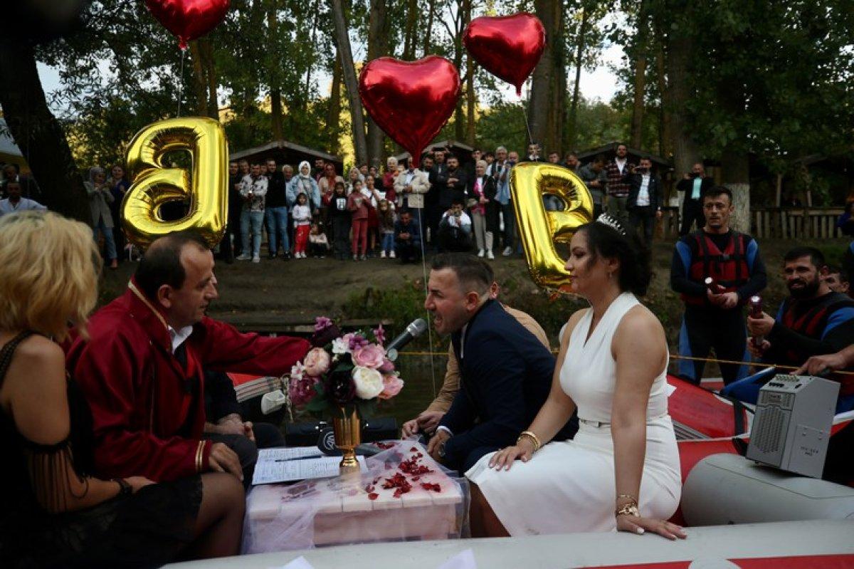 Düzce'de tanıştıkları rafting botunda evlendiler