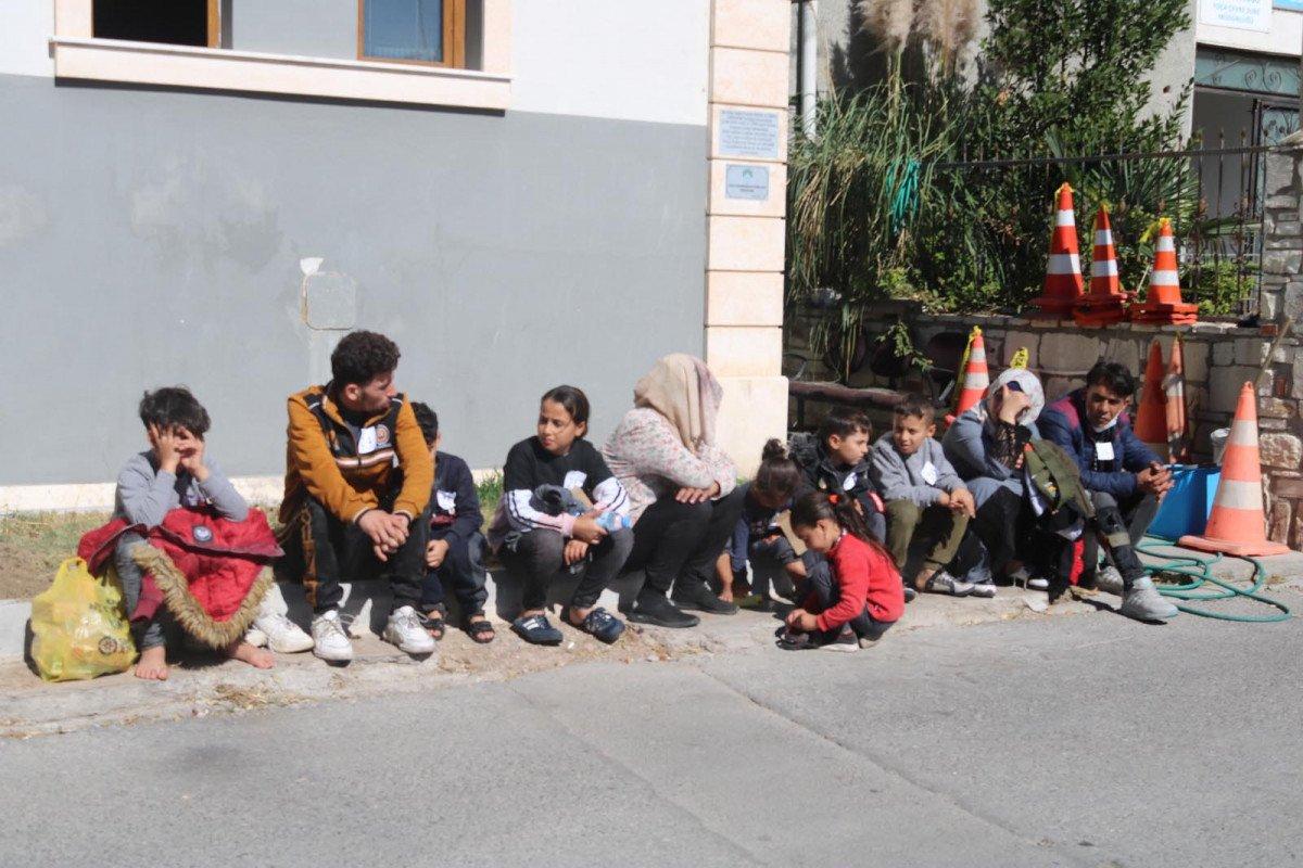 İzmir’de, Yunanistan’ın geri ittiği 25 kaçak göçmen kurtarıldı