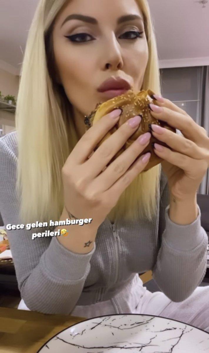 Hande Sarıoğlu deri pantolonuyla poz verdi