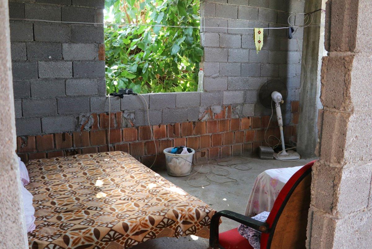 Adana'da ağabeylerine güvenen kadın evsiz kaldı