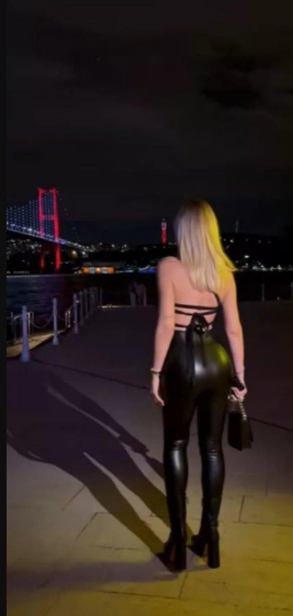 Hande Sarıoğlu deri pantolonuyla poz verdi