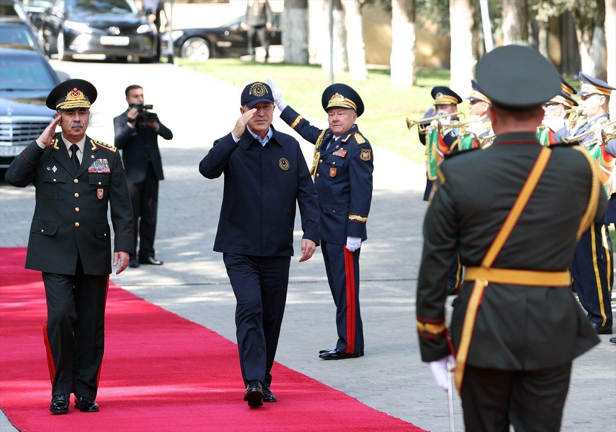 Hulusi Akar Azeri mevkidaşıyla görüştü
