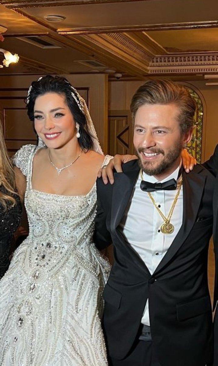 Merve Boluğur ve eşi düğüne gelen konuğun boynundaki altın kolyeyi aldı