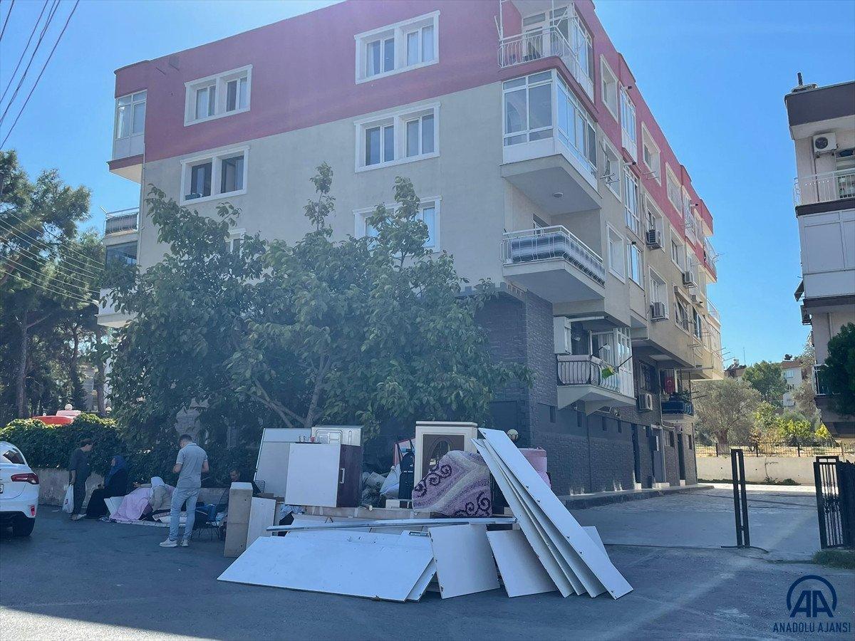 İzmir'de ev sahibi, kiracı kadının eşyalarını sokağa attı