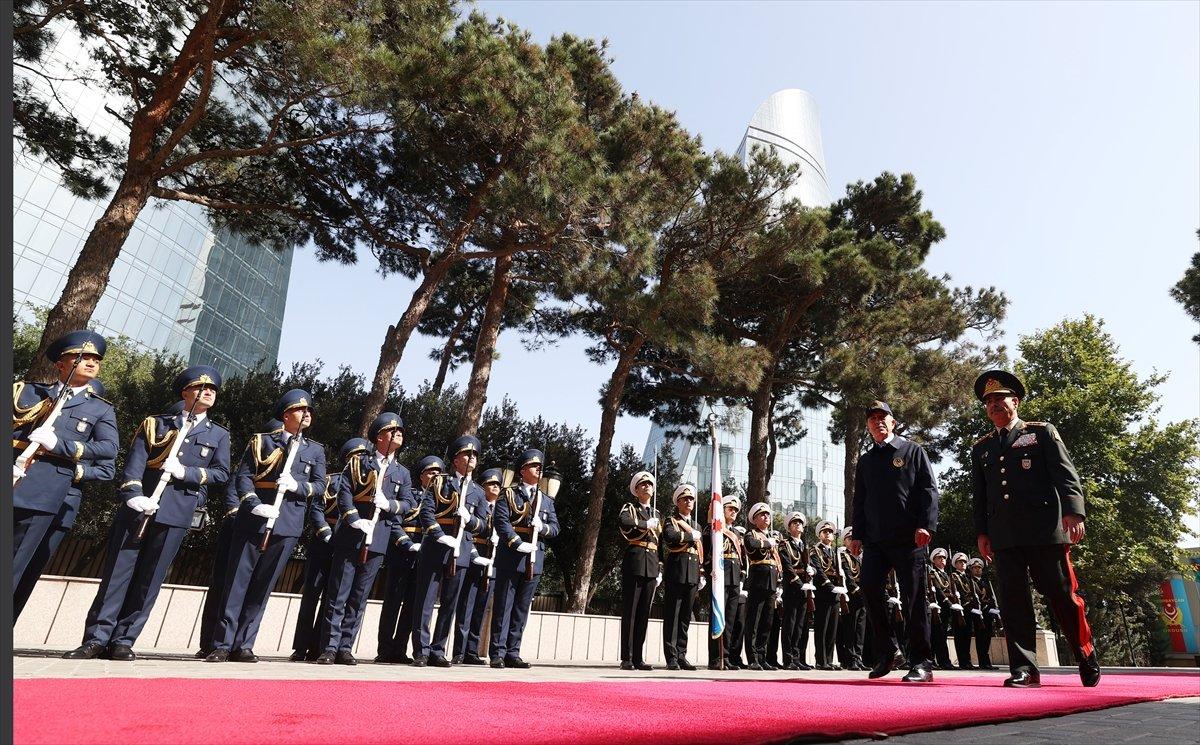 Hulusi Akar Azeri mevkidaşıyla görüştü