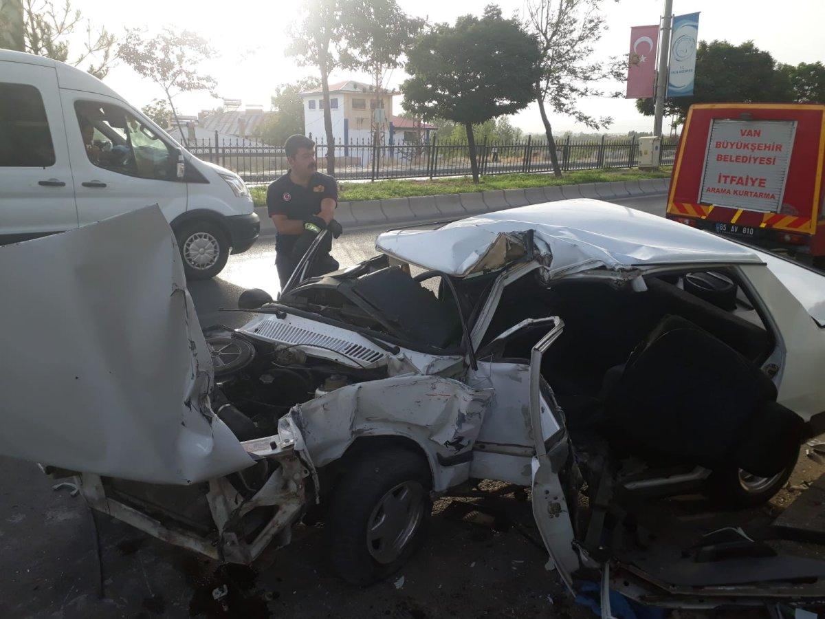 Van'da kontrolden çıkan otomobil üst geçit direğine çarptı