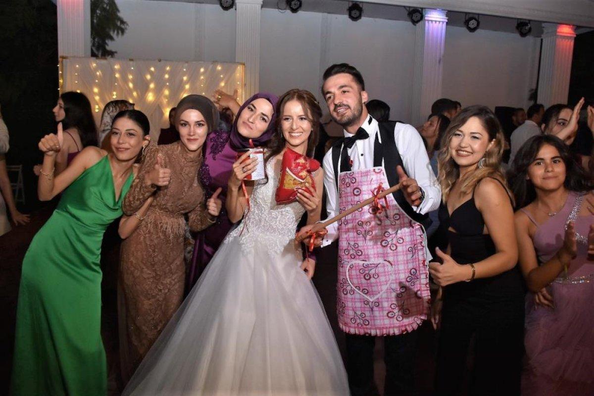 Balıkesir'de gelinin sağdıçları damada önlük takıp oklava hediye etti