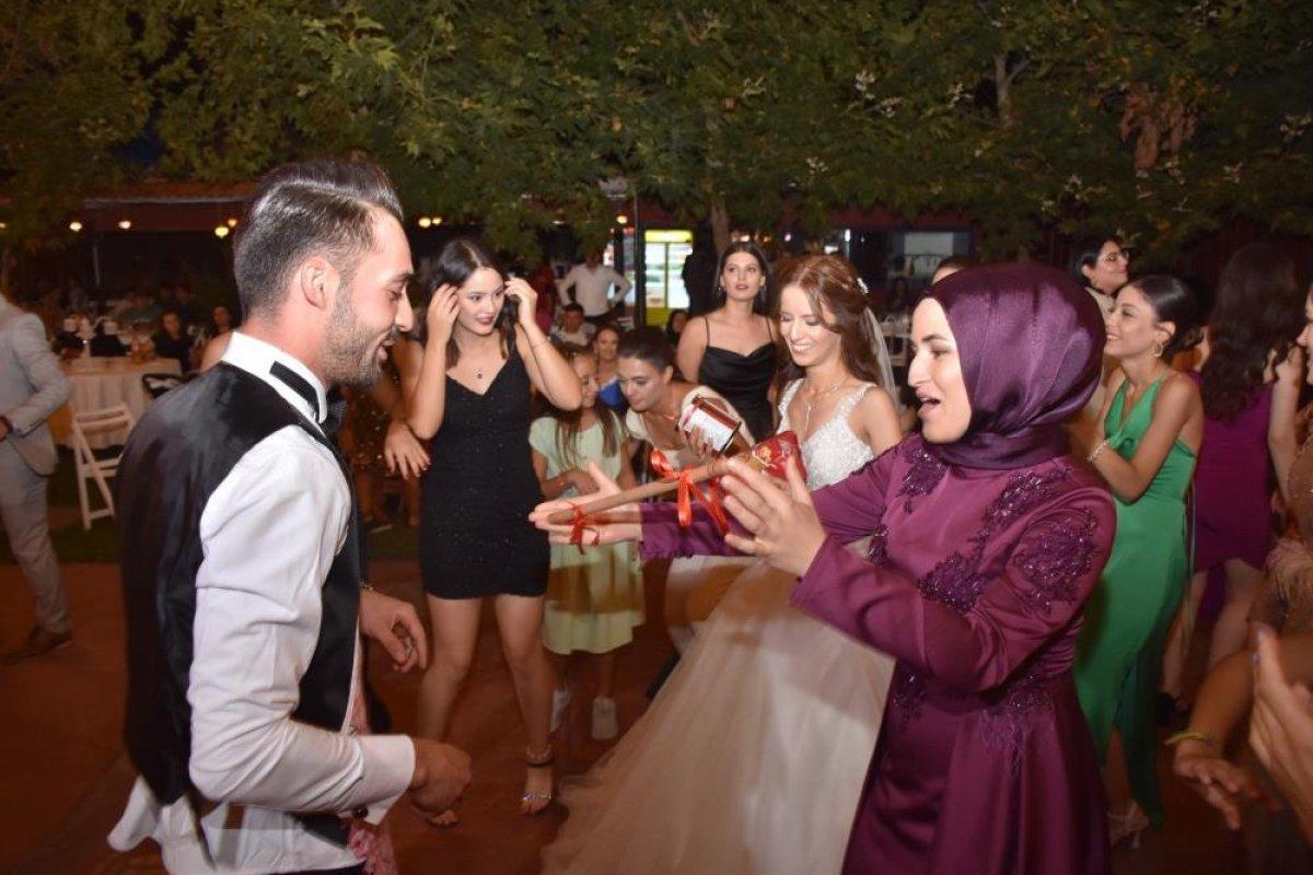 Balıkesir'de gelinin sağdıçları damada önlük takıp oklava hediye etti
