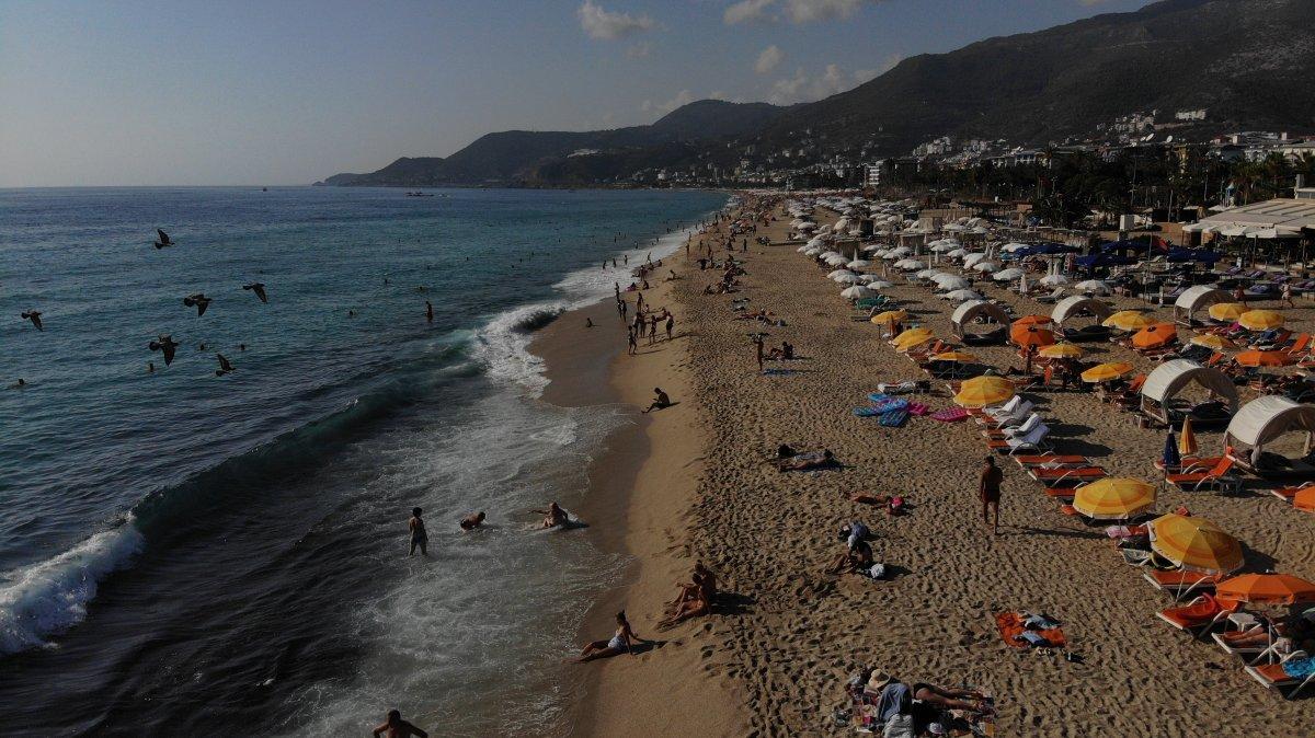 Antalyalılar ekim ayında denize girdi