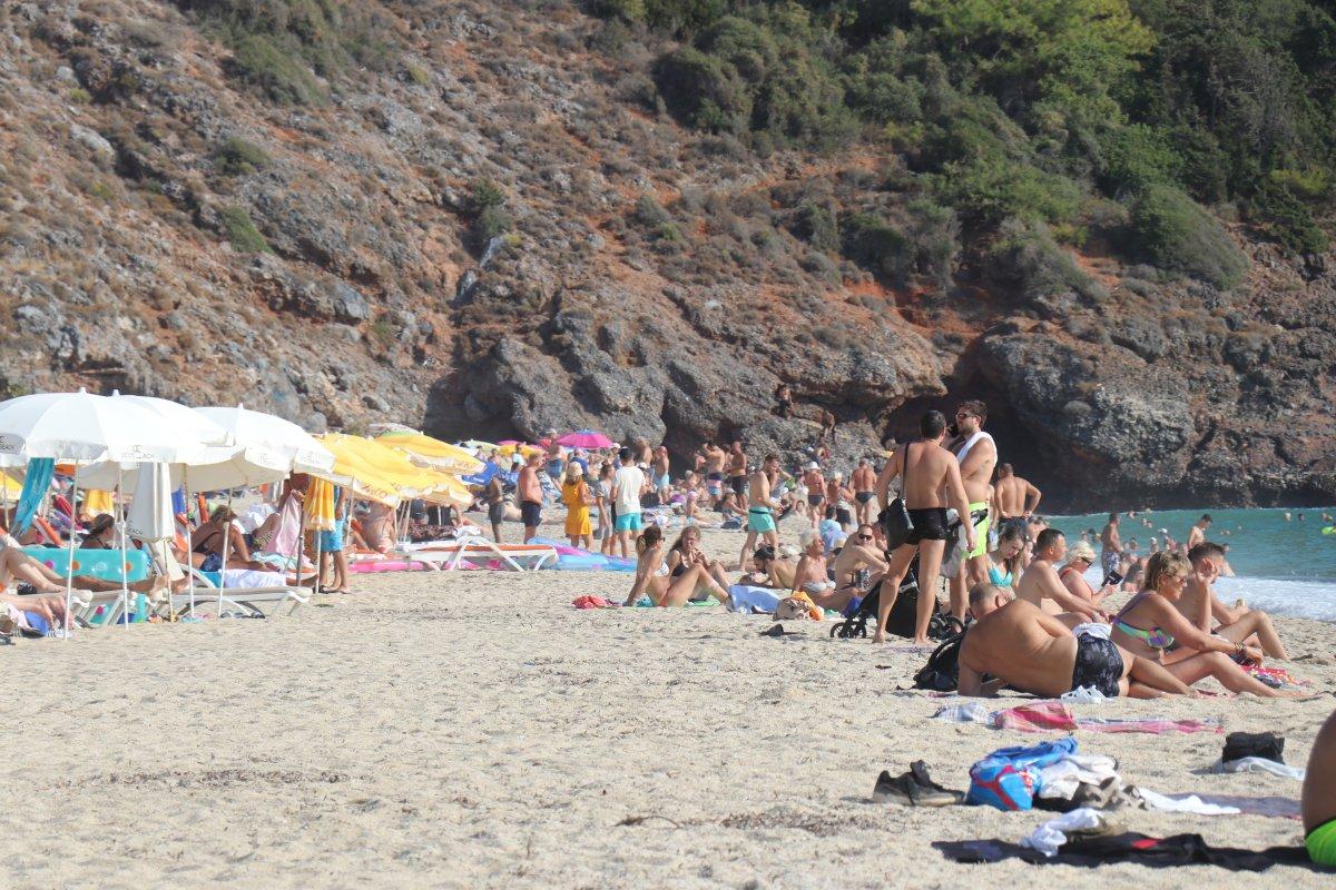 Antalyalılar ekim ayında denize girdi