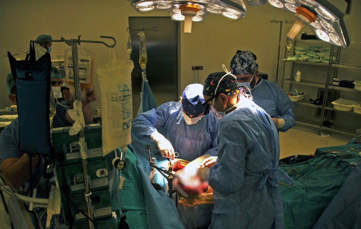 Karaciğer yetmezliğine giren genç, 1 saat sonra gelen nakille hayata tutundu