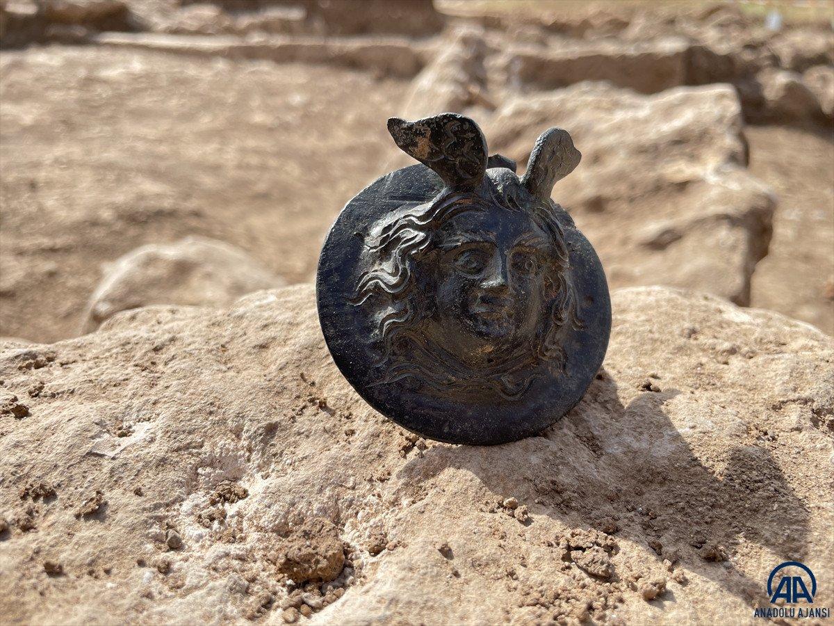 Adıyaman'da askeri başarılarda verilen 1800 yıllık madalya bulundu