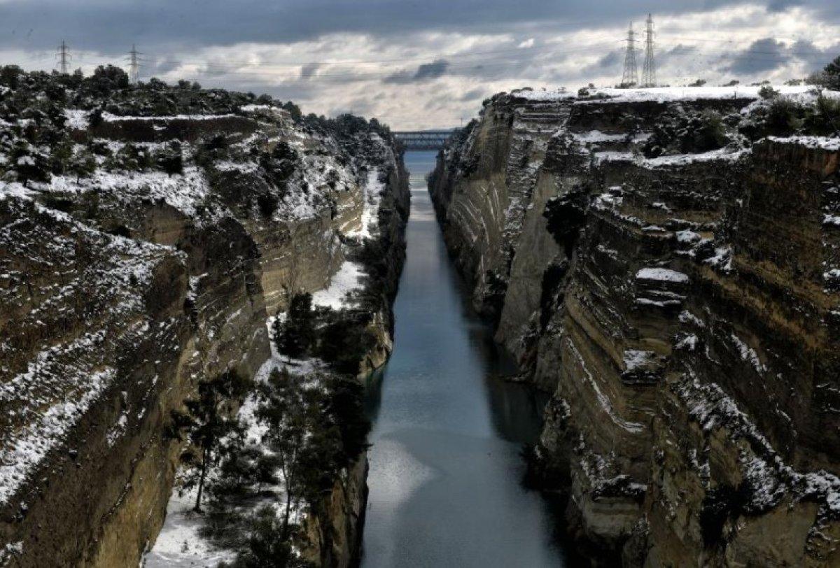 Yunanistan'daki  Korint Kanalı 2023 yazına kadar kapalı