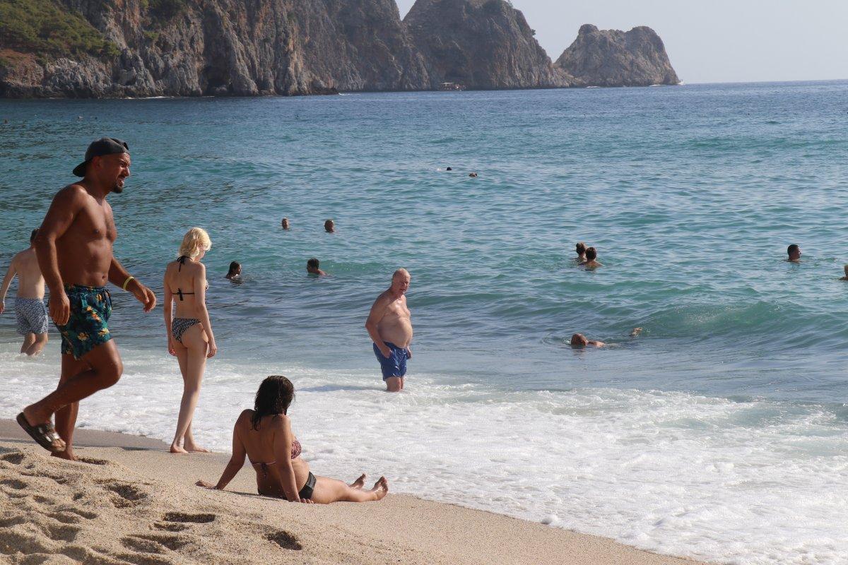 Antalyalılar ekim ayında denize girdi