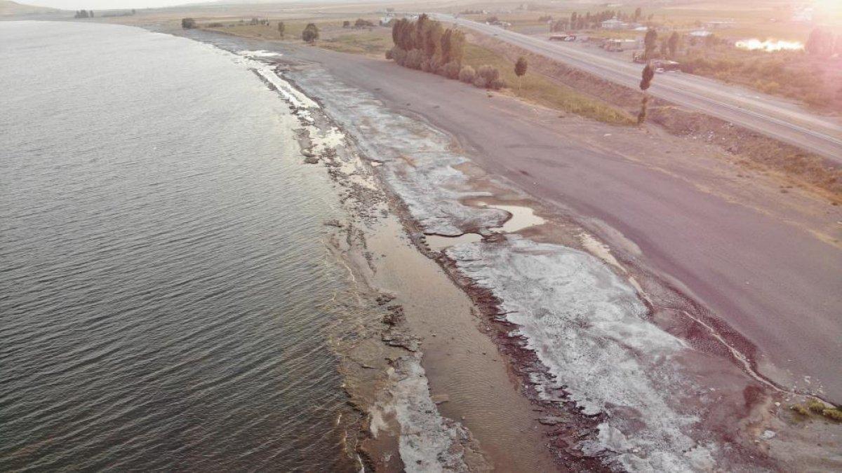 Van Gölü'nde metrelerce çekilen su korkuya neden oldu