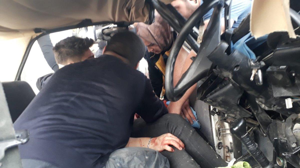 Van'da kontrolden çıkan otomobil üst geçit direğine çarptı