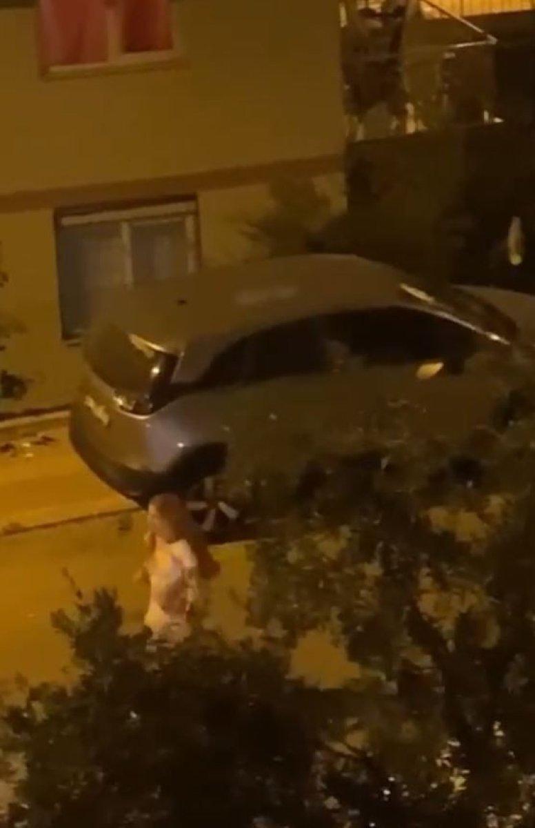 Antalya'da sinir krizi geçiren kadın etrafa taş fırlattı