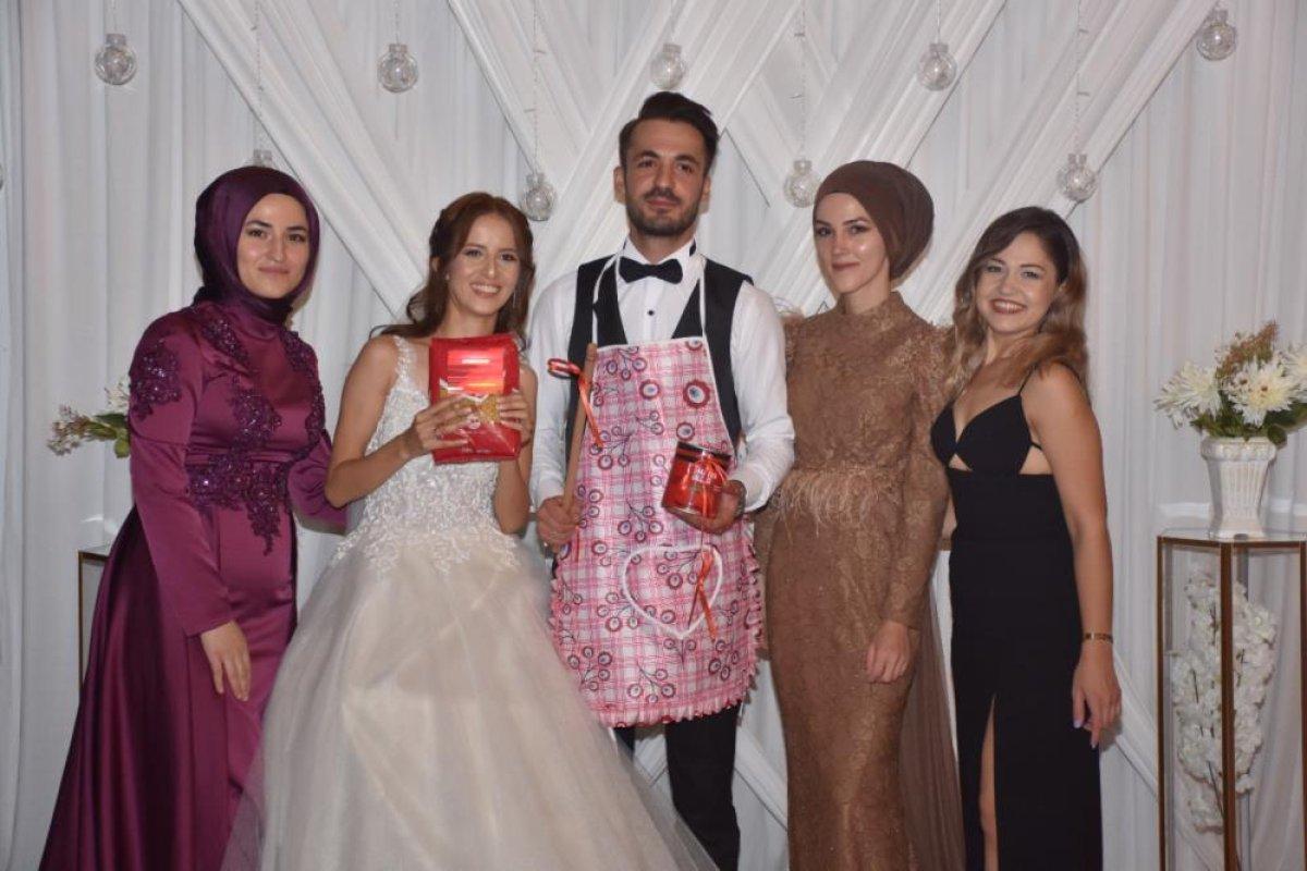 Balıkesir'de gelinin sağdıçları damada önlük takıp oklava hediye etti