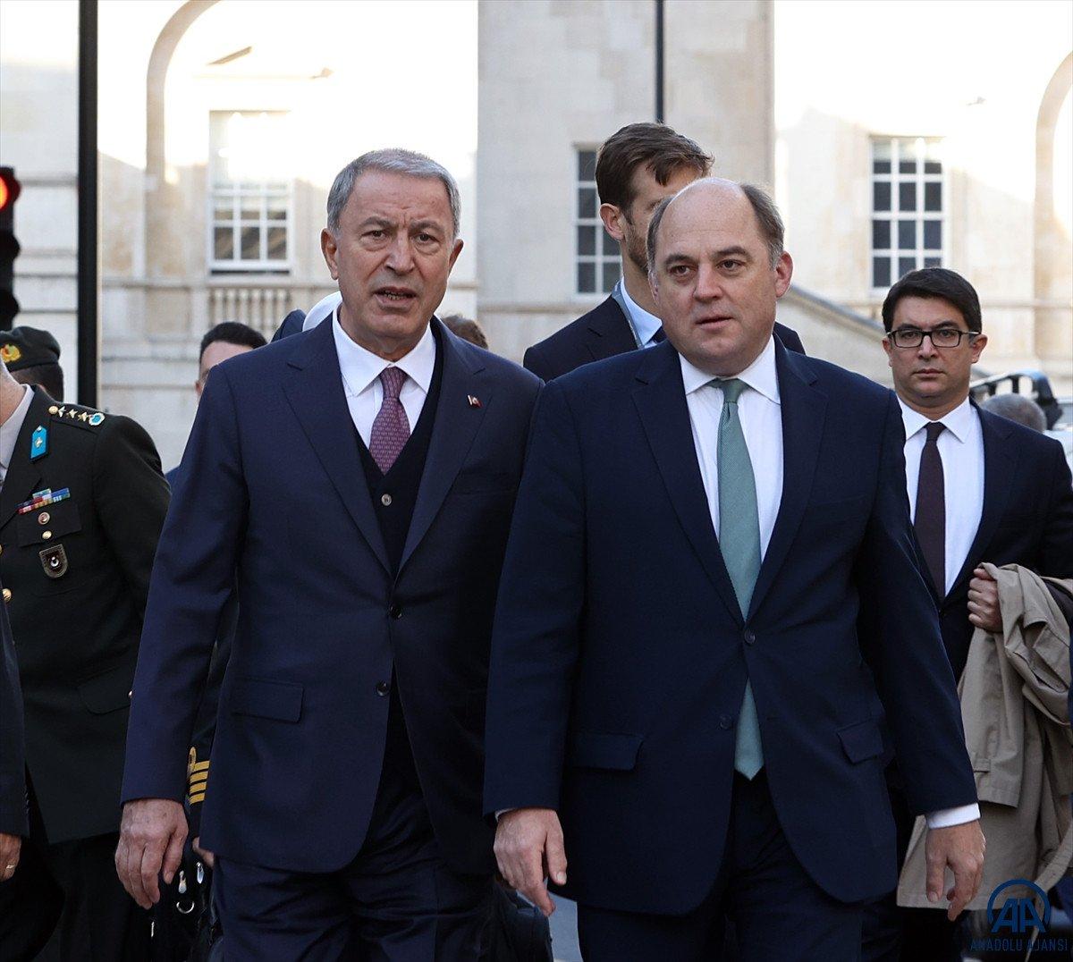 Milli Savunma Bakanı Akar, İngiltere Savunma Bakanı Wallace ile görüştü
