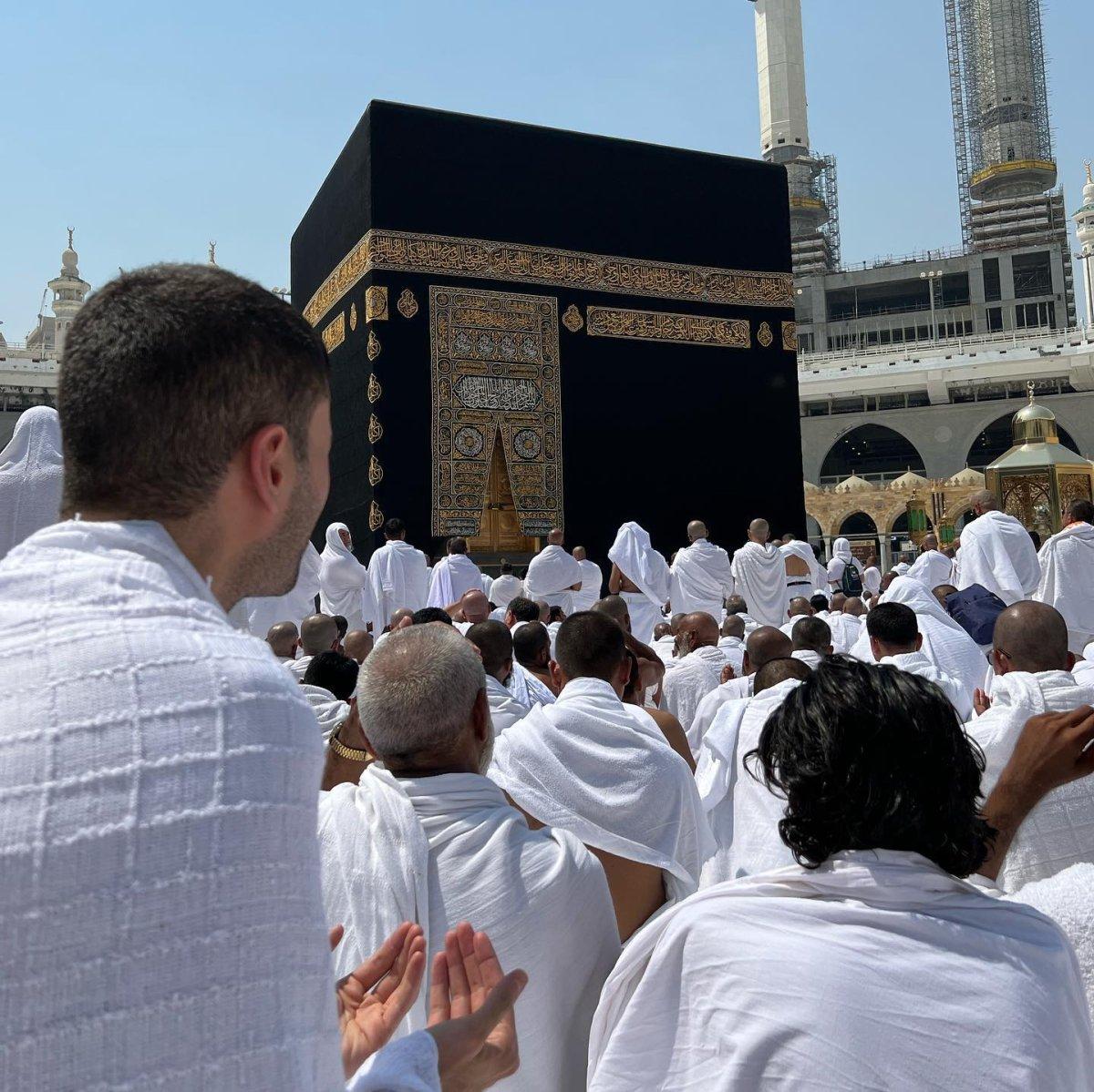 CZN Burak umreye gitti