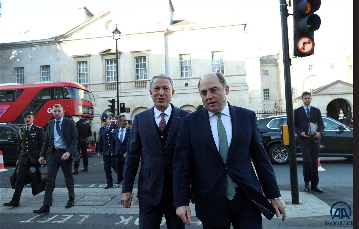 Milli Savunma Bakanı Akar, İngiltere Savunma Bakanı Wallace ile görüştü