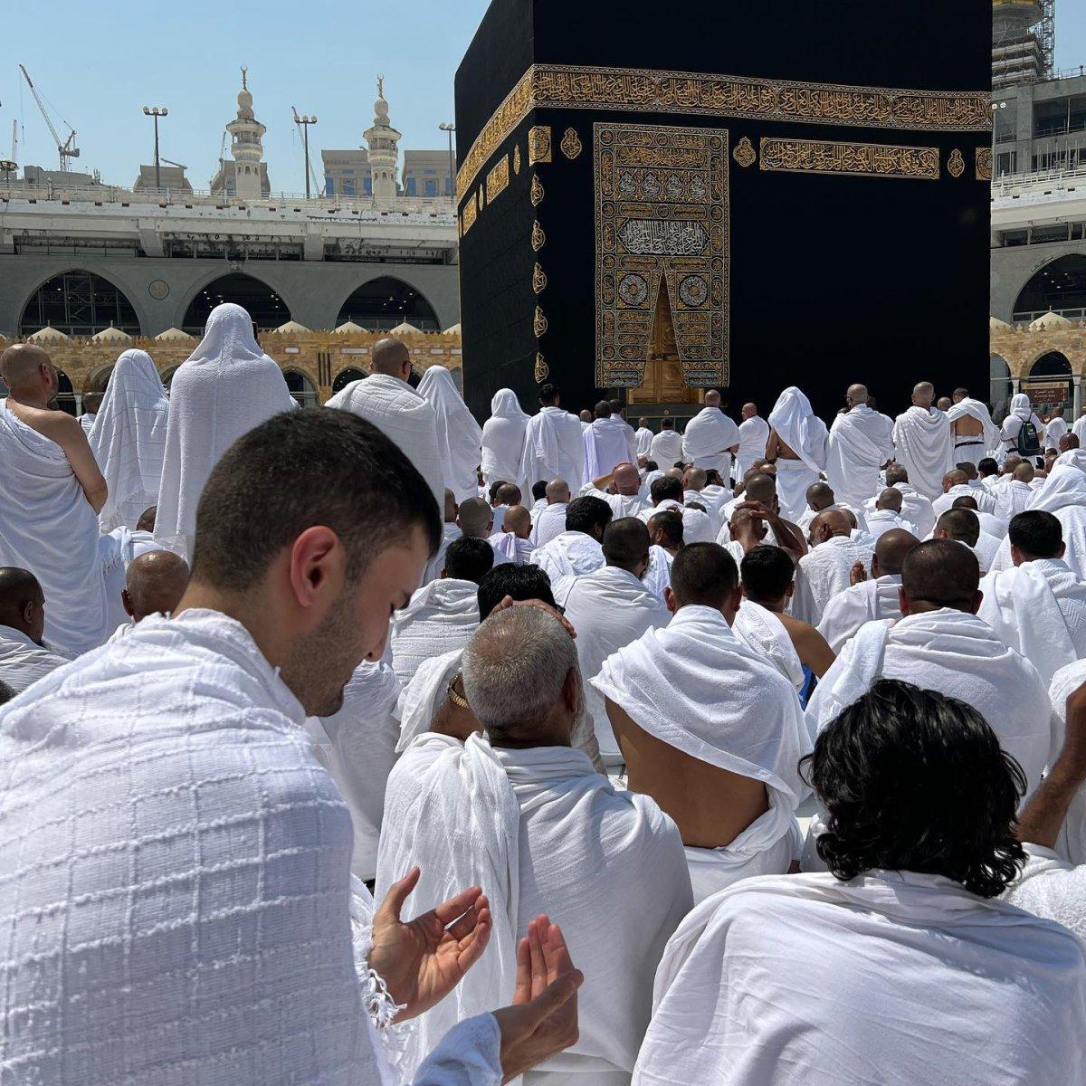 CZN Burak umreye gitti