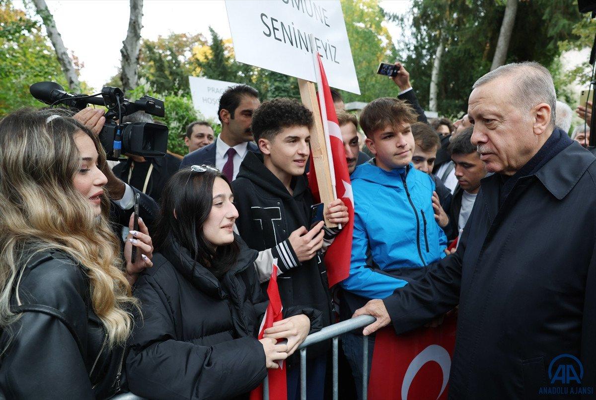 Cumhurbaşkanı Erdoğan’a Prag’da sevgi seli
