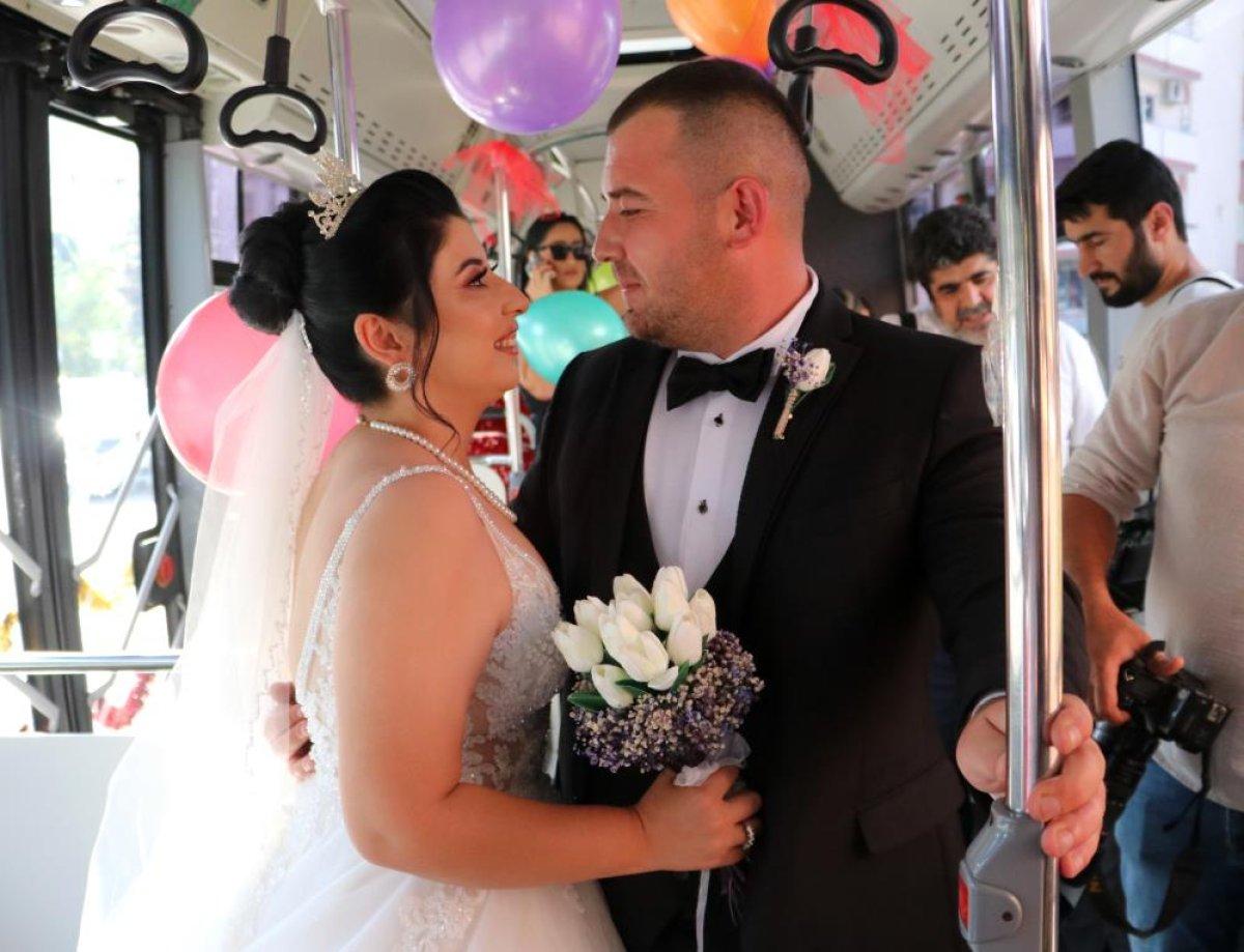 Adana'da kullandığı otobüs gelin arabası oldu