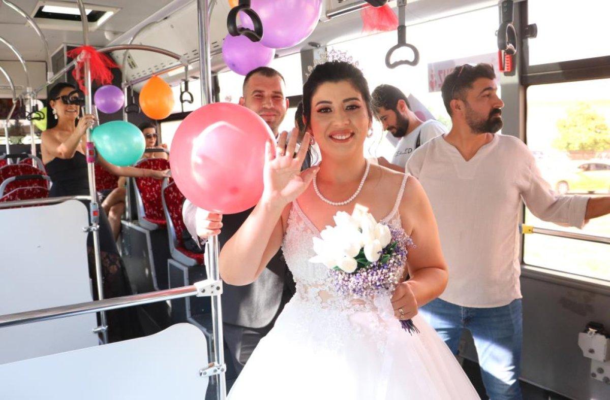 Adana'da kullandığı otobüs gelin arabası oldu