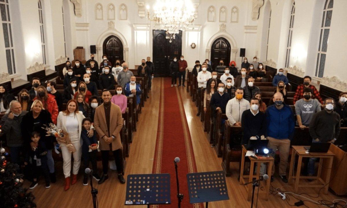 Josef de Souza taraftara İncil hediye etti