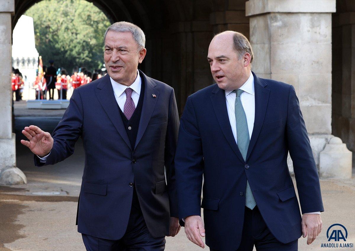 Milli Savunma Bakanı Akar, İngiltere Savunma Bakanı Wallace ile görüştü