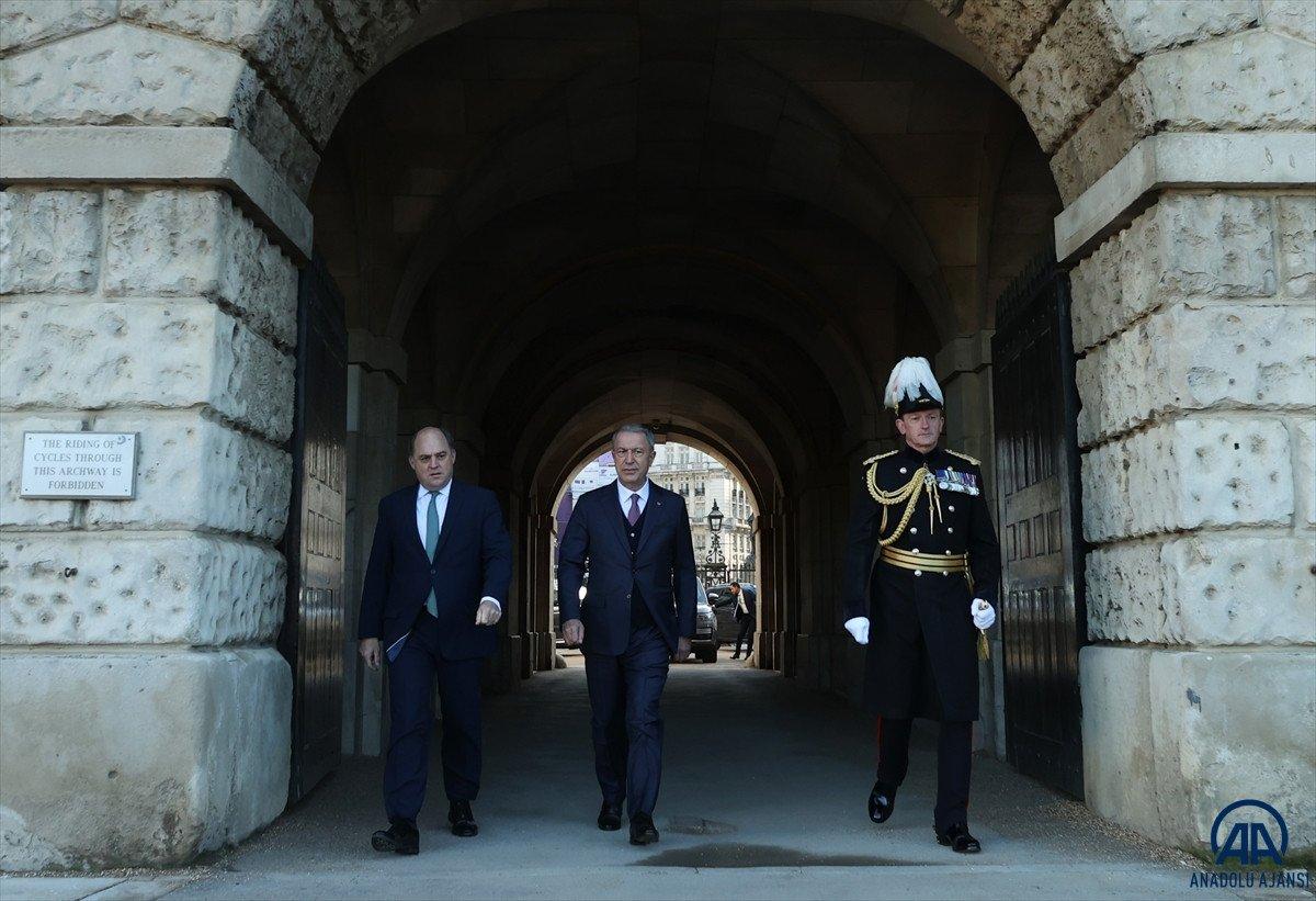 Milli Savunma Bakanı Akar, İngiltere Savunma Bakanı Wallace ile görüştü