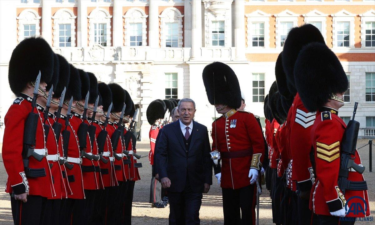 Milli Savunma Bakanı Akar, İngiltere Savunma Bakanı Wallace ile görüştü