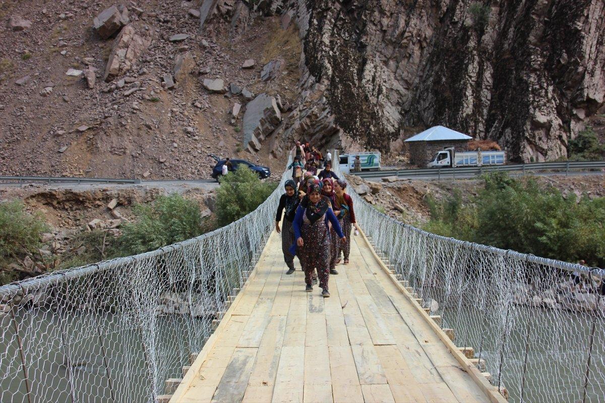 Zap Suyu'nu salla geçen köylüler için asma köprü yapıldı