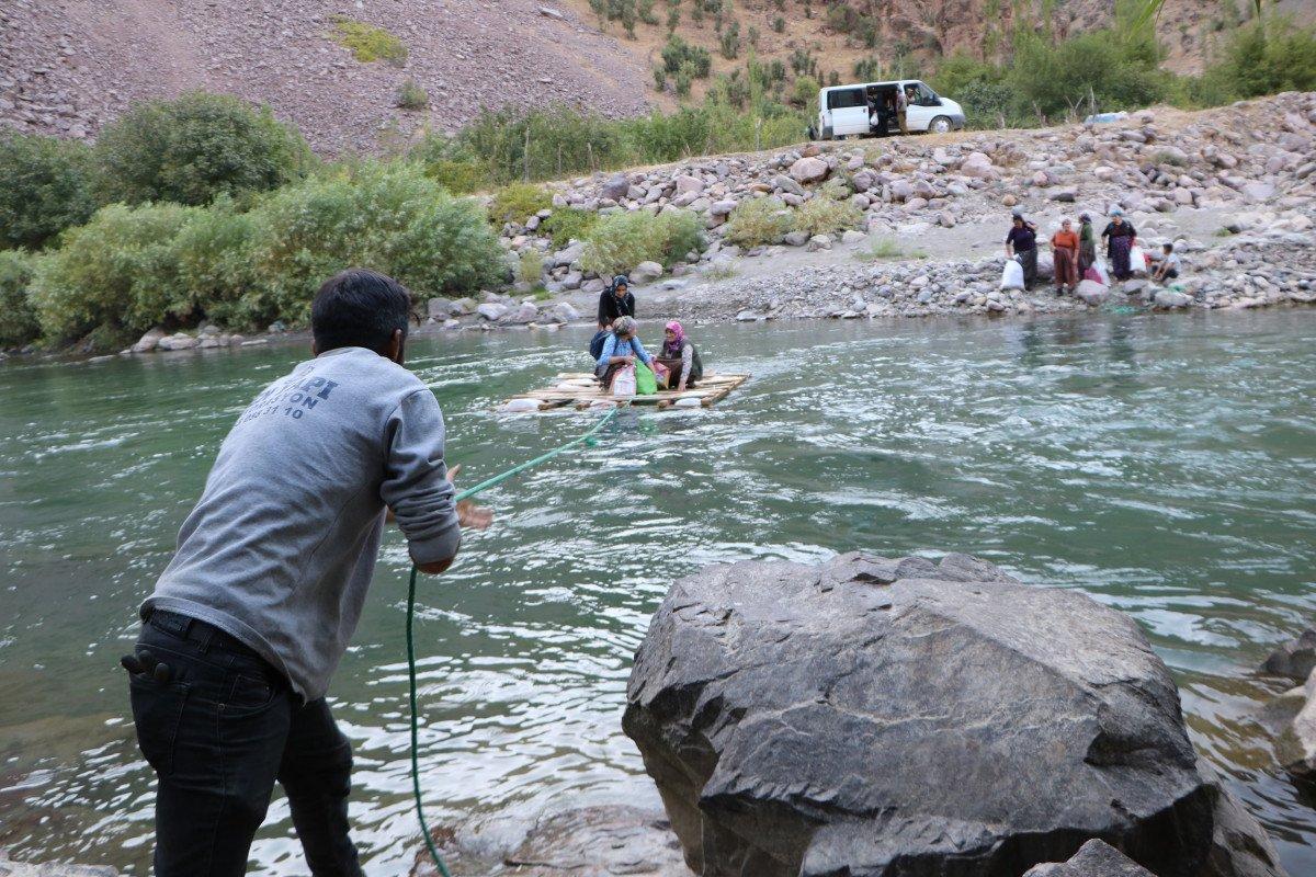Zap Suyu'nu salla geçen köylüler için asma köprü yapıldı