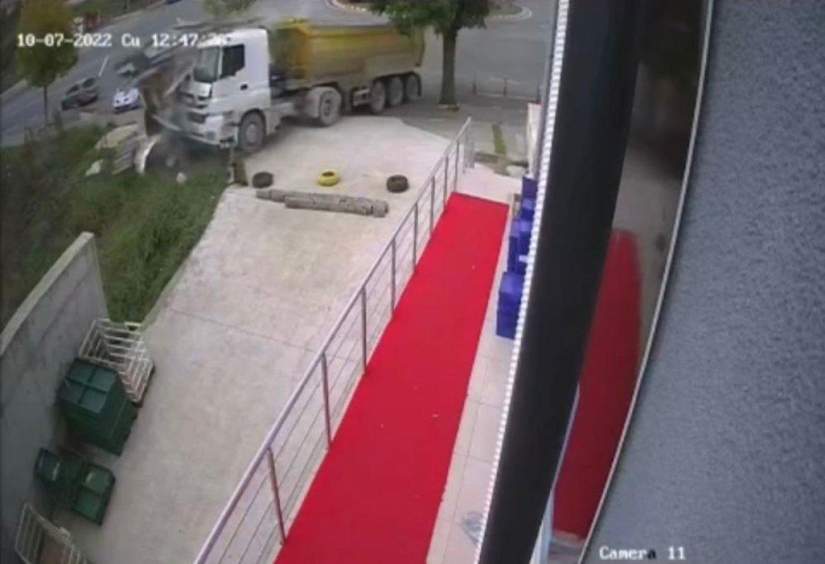 Düzce'de kontrolden çıkan kamyon taksi durağına daldı