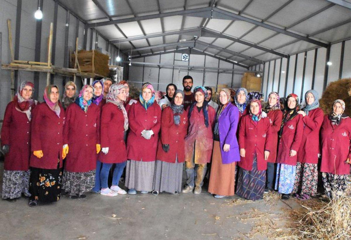 Aksaray'da yaptıkları süs çiçekleriyle üniversite harçlıklarını çıkarıyorlar