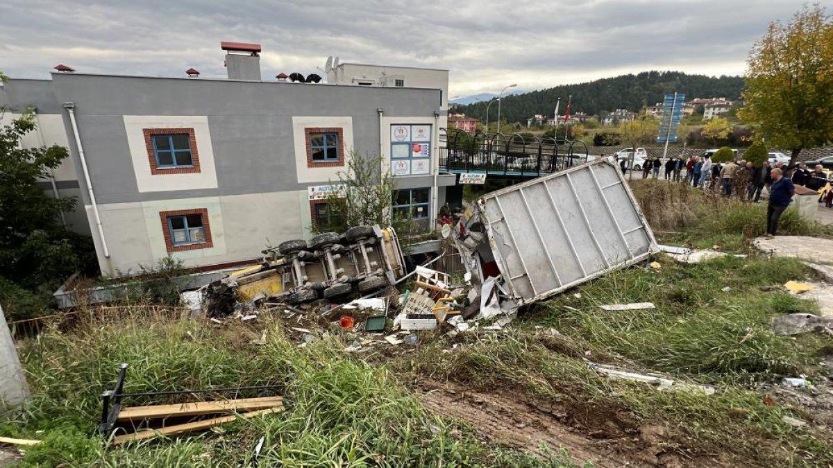 Düzce'de kontrolden çıkan kamyon taksi durağına daldı