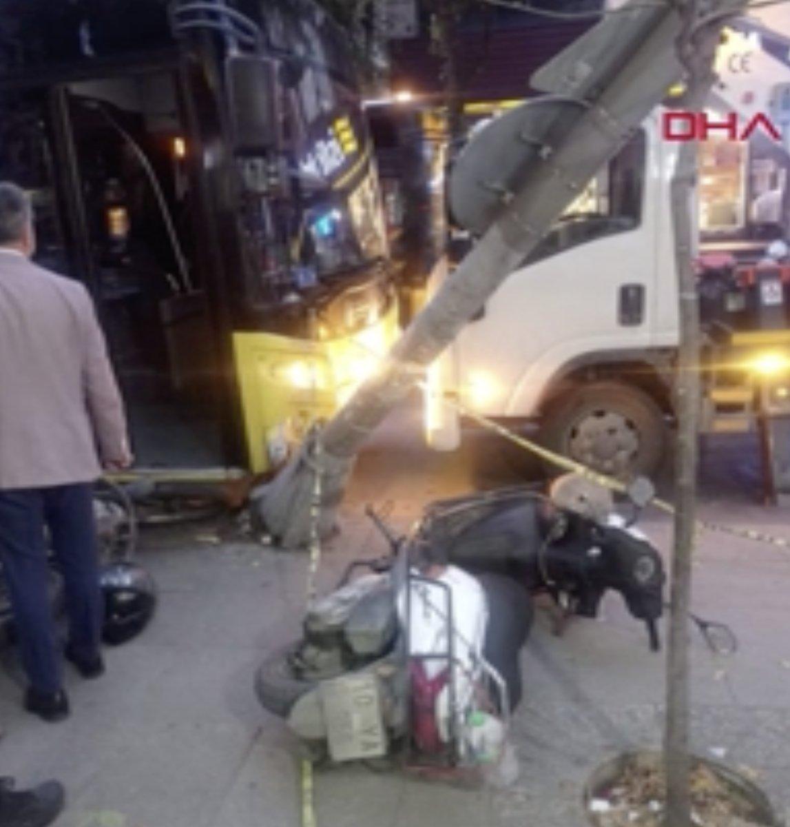 Gaziosmanpaşa'da İETT şoförü önce yaya sonra elektrik direğine çarptı