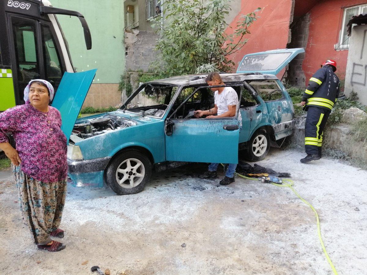 Kocaeli'de kibritle oynayan çocuk otomobili ateşe verdi