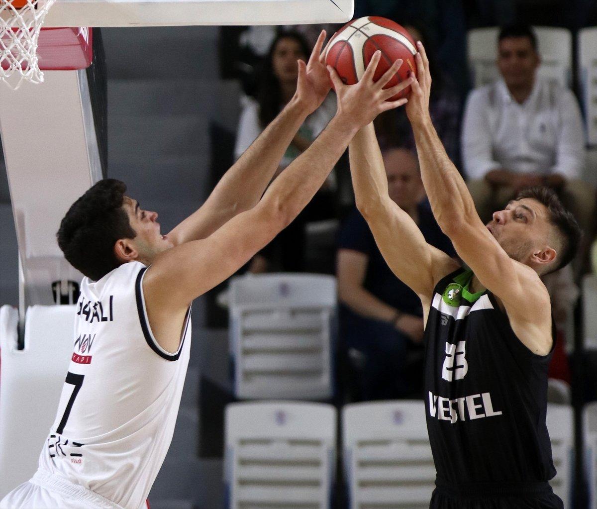 Beşiktaş, Manisa BBSK'ya mağlup oldu