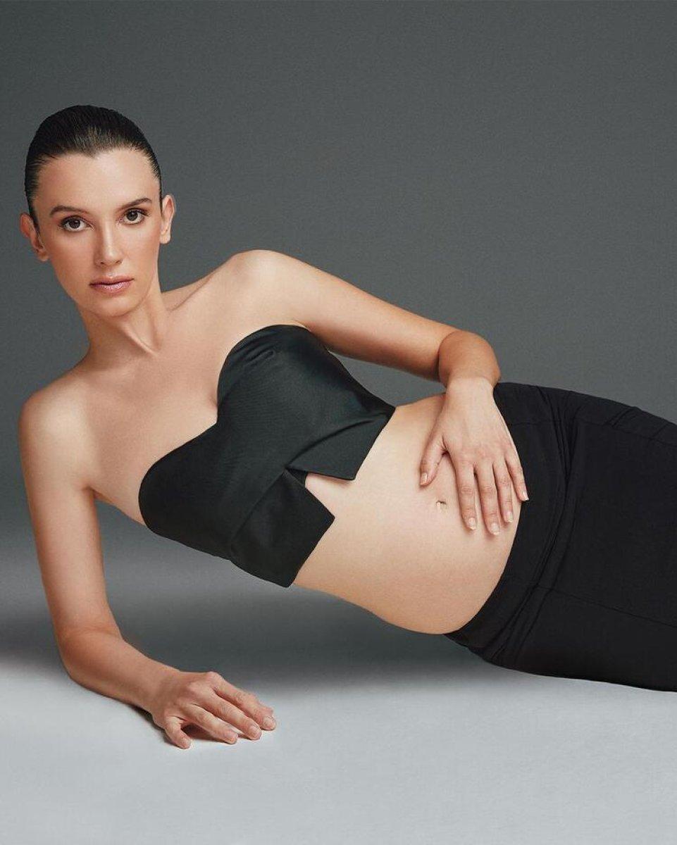 Leyla Lydia Tuğutlu'dan karnı burnunda poz