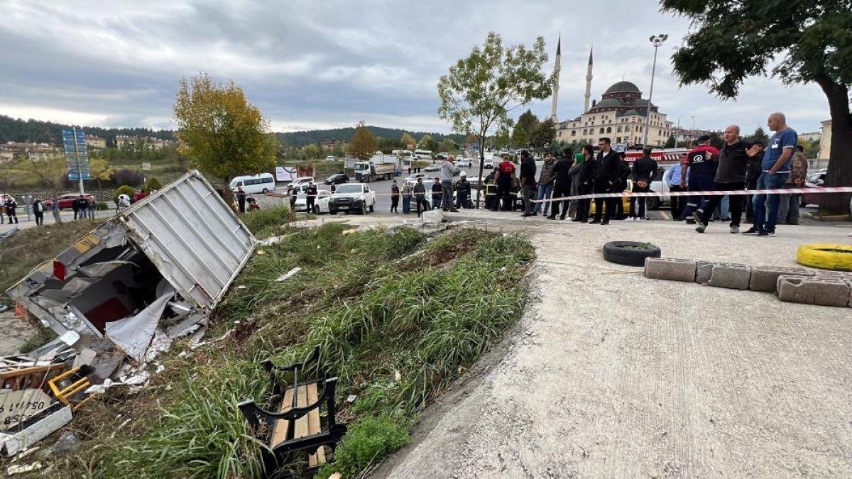 Düzce'de kontrolden çıkan kamyon taksi durağına daldı