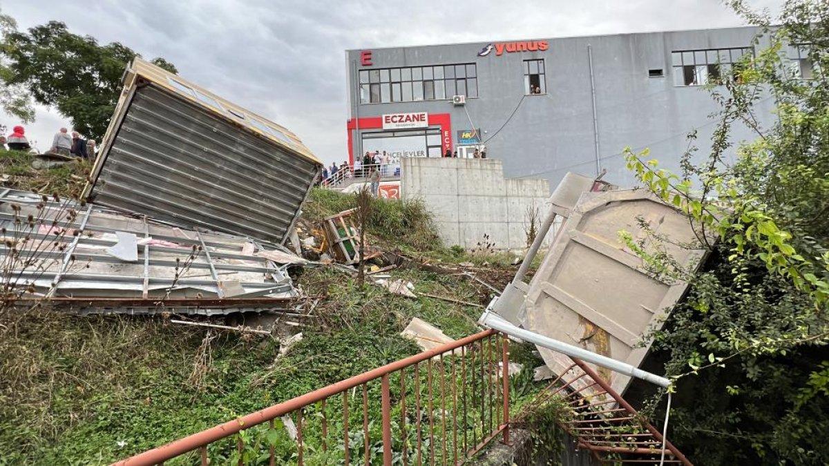 Düzce'de kontrolden çıkan kamyon taksi durağına daldı