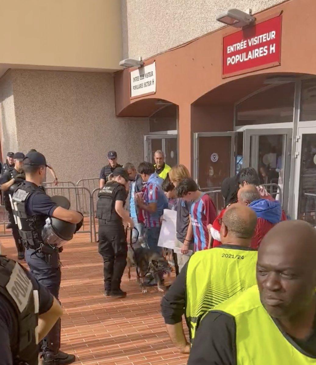 Fransız polisinden, Trabzonspor taraftarına köpekli arama