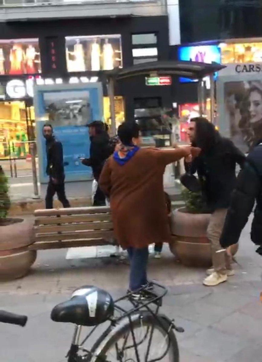 Eskişehir'de çantasıyla herkese saldıran kadın kamerada