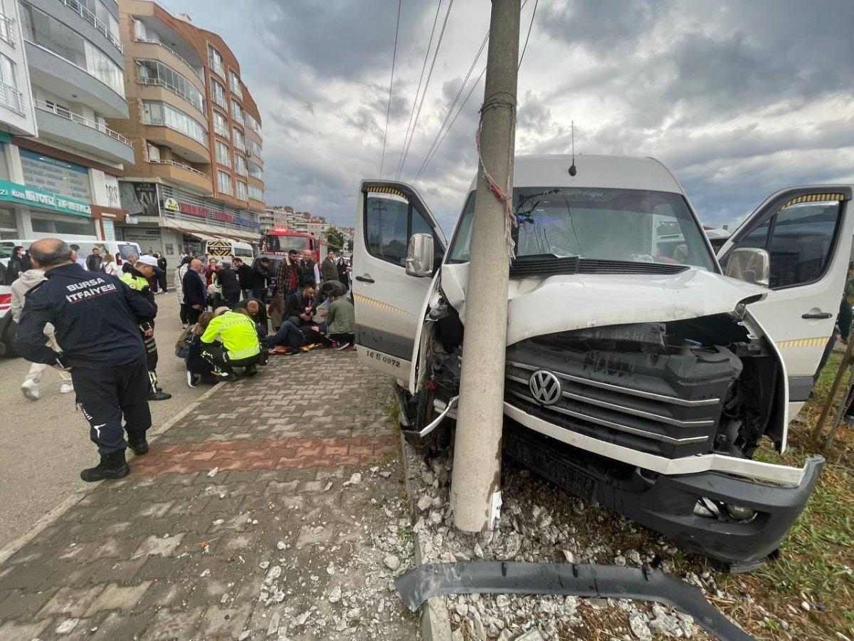 Bursa'da servis minibüsü kaza yaptı: Şoför ve işçiler yaralandı