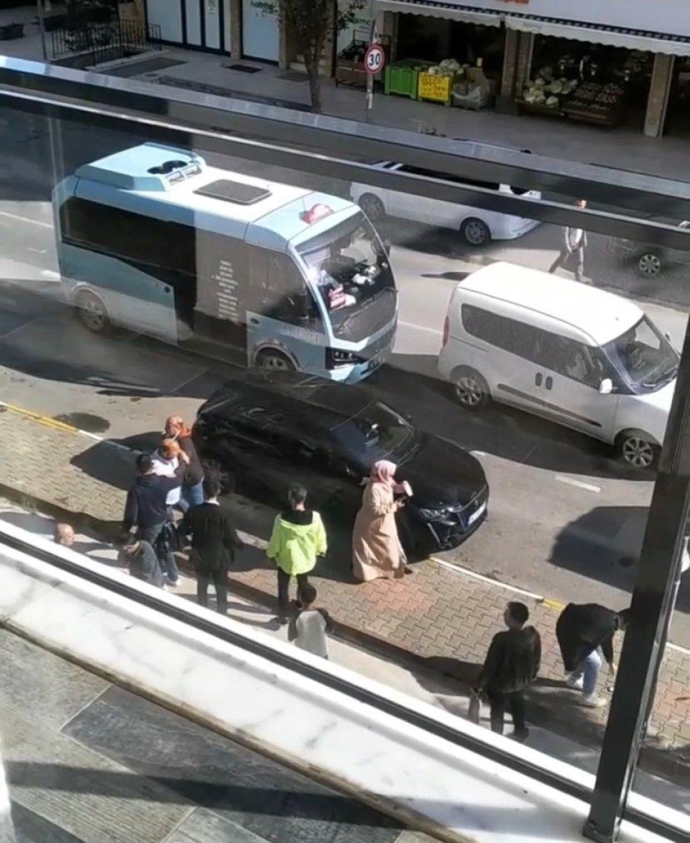 Pendik'te minibüs şoförü ile yolcu arasında kavga çıktı